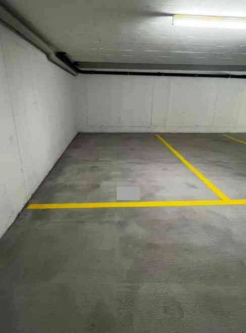 null rooms Car park, garage for rent in Russikon - image 1/1