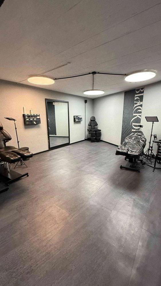 2 rooms Office & Commercial for rent in Basel - image 1/12