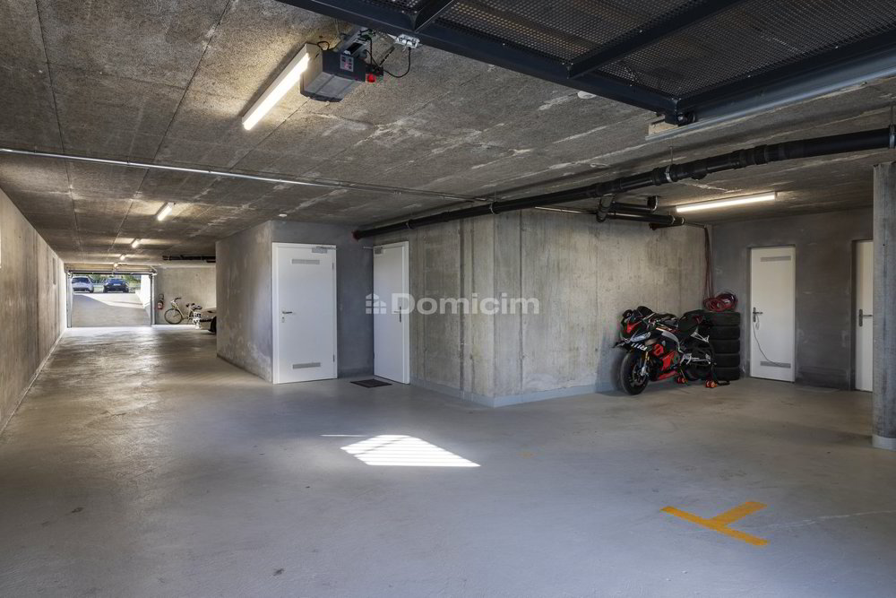 GROSSER PARKPLATZ IM INTERIORPARKING