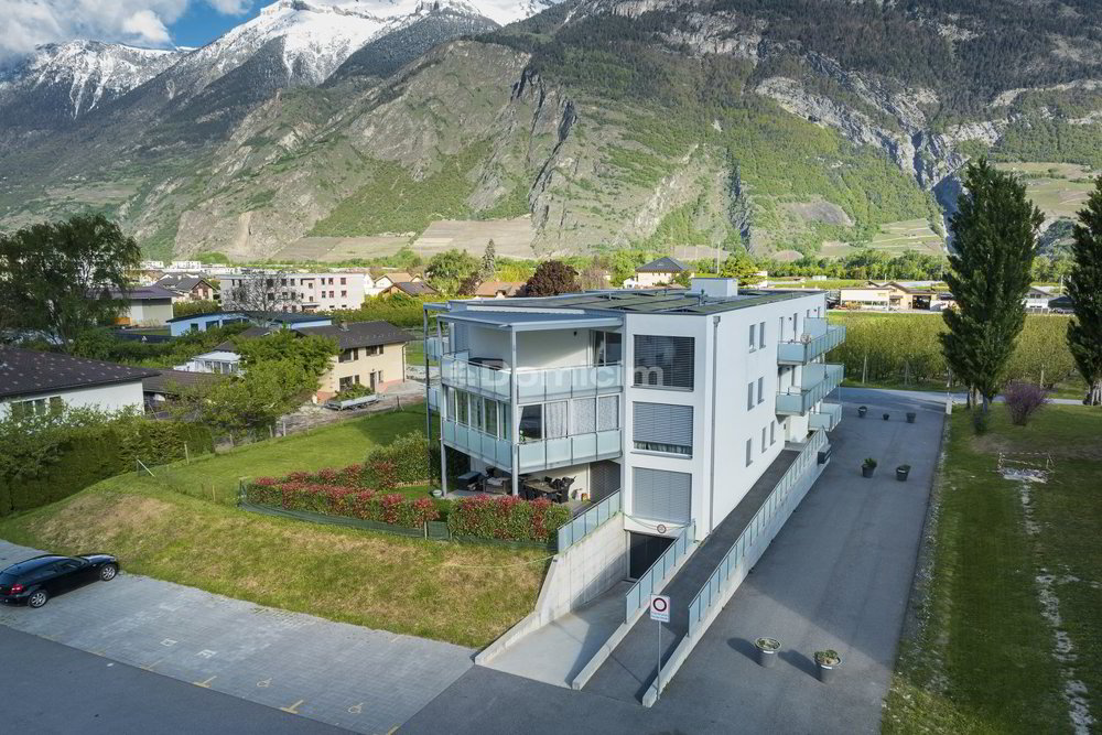 GROSSER PARKPLATZ IM INTERIORPARKING - Ansicht 2