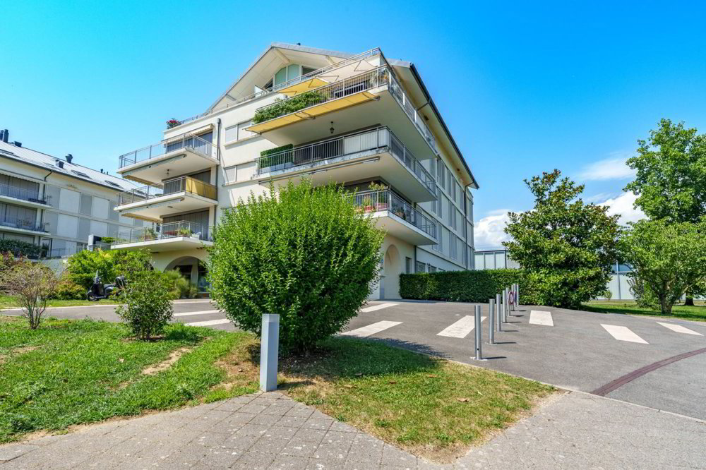 4 rooms Apartment to buy in Coppet - image 1/7