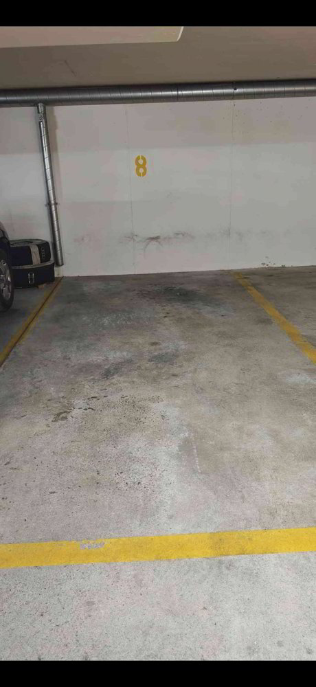 Place de parc souterrain avec borne de recharge
