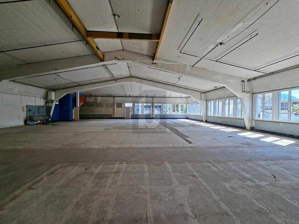 Local commercial de 4 pièces en location à Stansstad - 1 140 m²