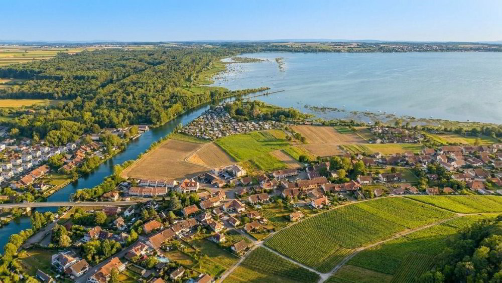 Bauland-Rarität zwischen Weinbergen, See und Broye-Kanal | Rare parcelle à bâtir entre vignobles, lac et canal de la Broye - Mehr