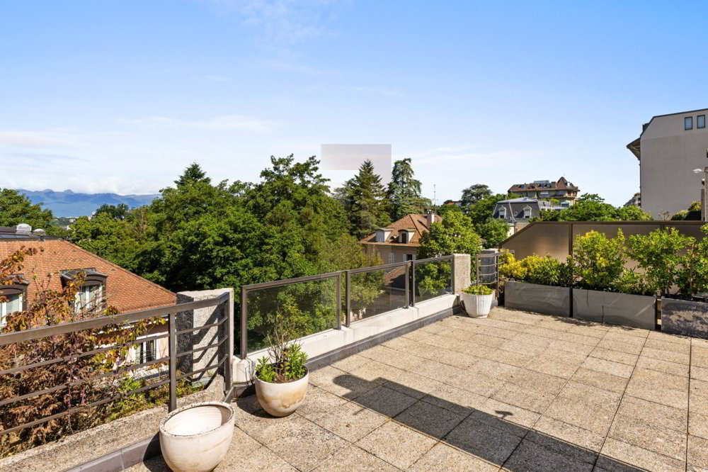 10 rooms Apartment to buy in Genève - image 1/5