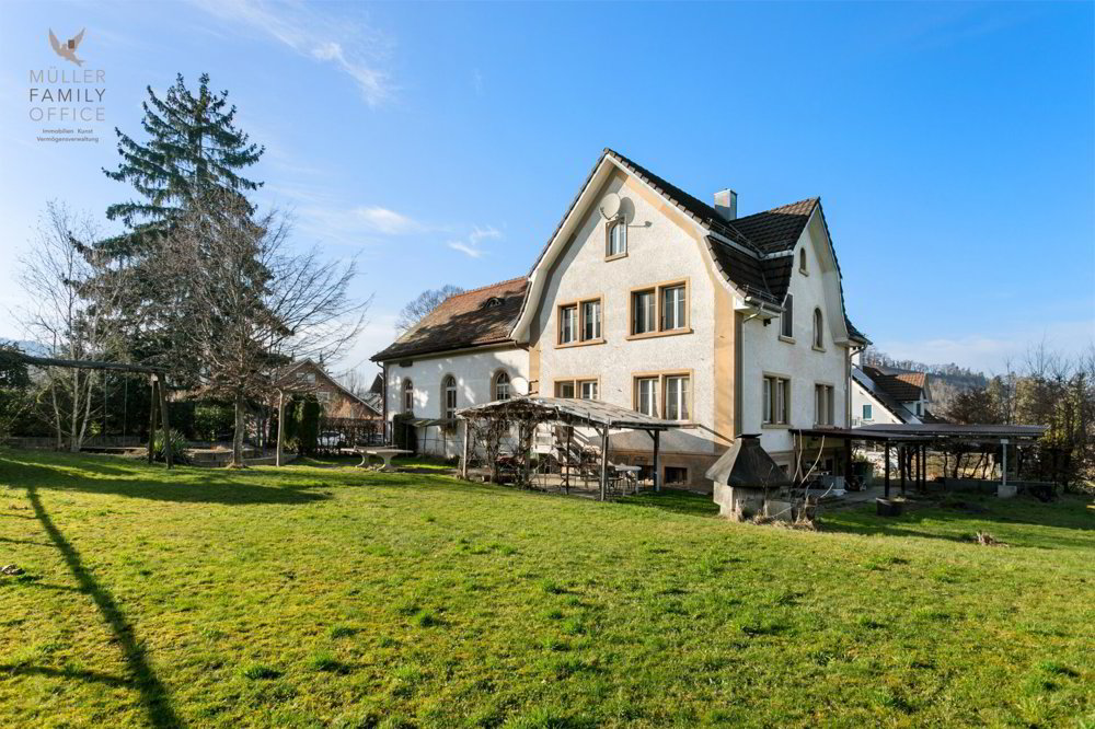 Aussergewöhnliches Einfamilienhaus (ehemaliges Kirchlein) an ruhiger Lage mit viel Entwicklungspotenzial (Mehrgenerationenhaus möglich) - Ansicht 2