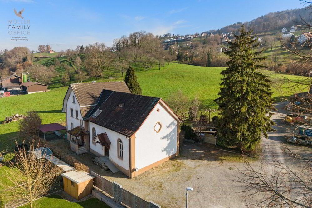 Aussergewöhnliches Einfamilienhaus (ehemaliges Kirchlein) an ruhiger Lage mit viel Entwicklungspotenzial (Mehrgenerationenhaus möglich) - Mehr
