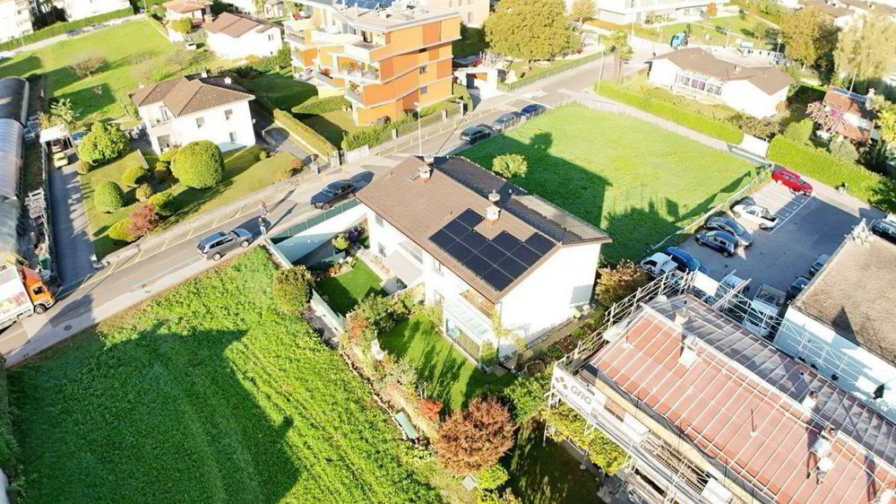 7 rooms House to buy in Losone - image 1/21