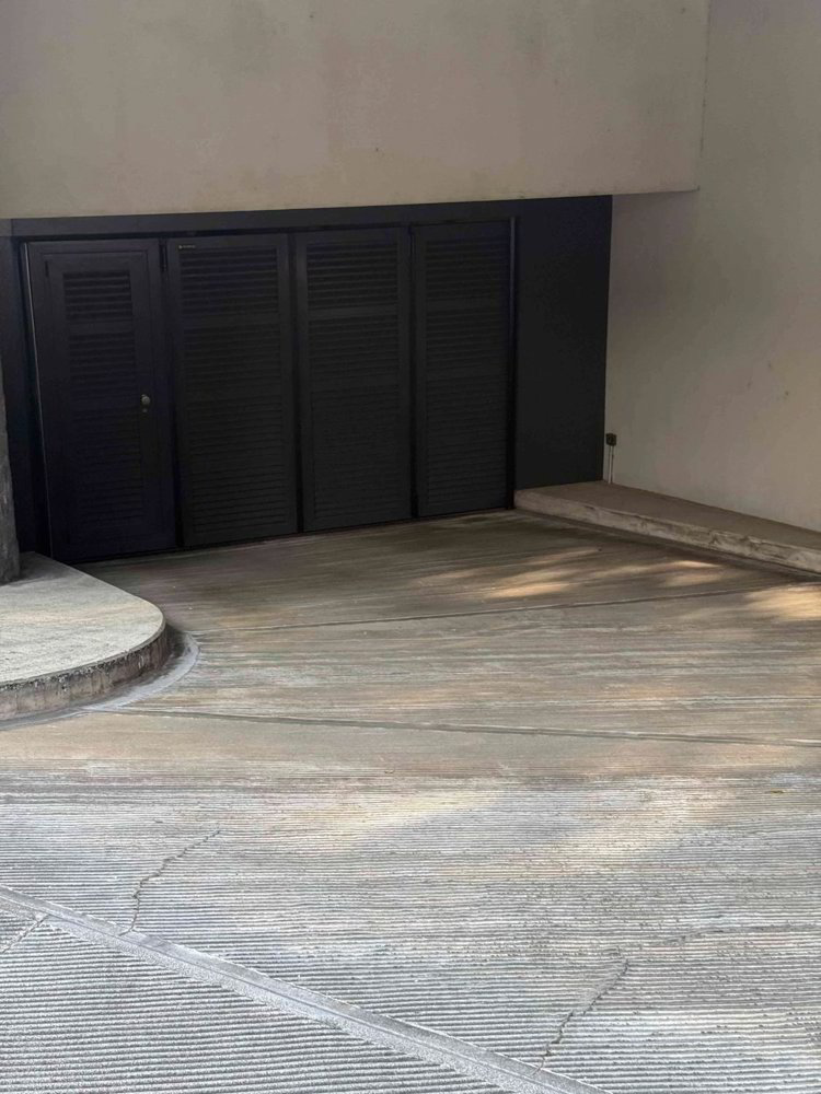 null rooms Car park, garage for rent in Lugano - image 1/5