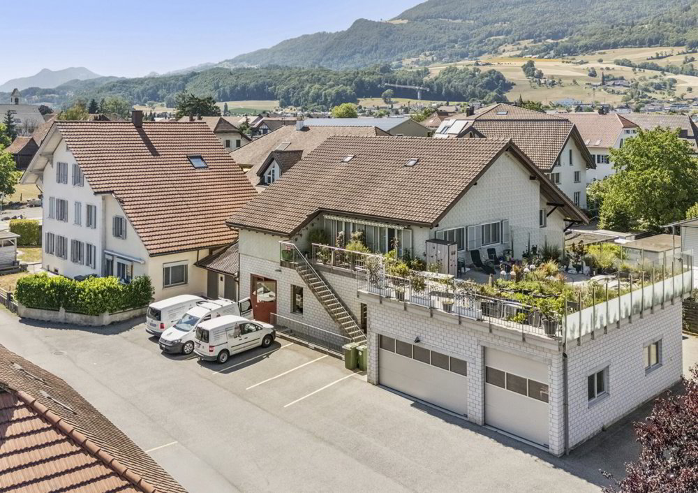 Mehrfamilienhaus mit Gewerberäumen, Garagen - Wohnen und Arbeiten am selben Ort, vielseitiges Renditeobjekt mit Entwicklungspotential.