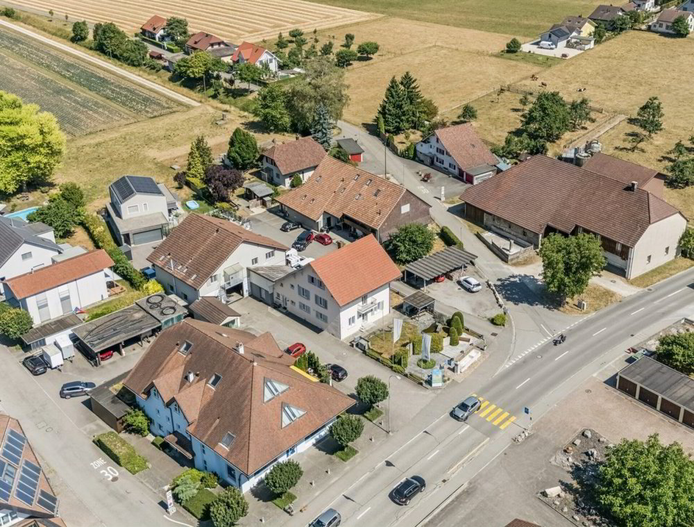 Mehrfamilienhaus mit Gewerberäumen, Garagen - Wohnen und Arbeiten am selben Ort, vielseitiges Renditeobjekt mit Entwicklungspotential. - Ansicht 2
