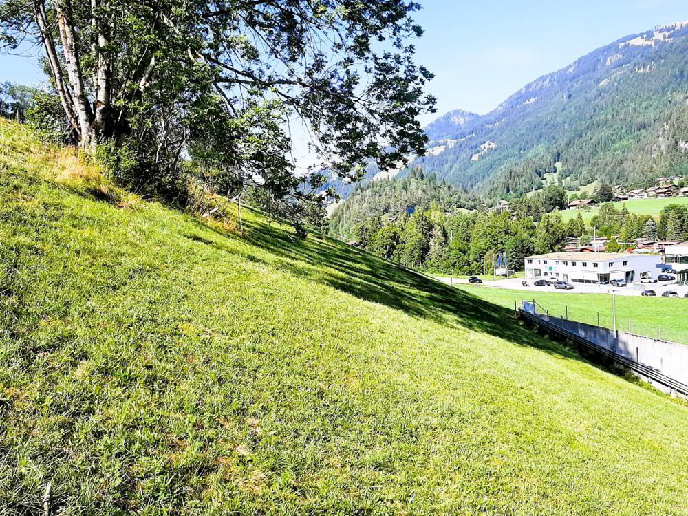 Teilerschlossenes Bauland an sonniger Hanglage in Zweisimmen BE - Mehr