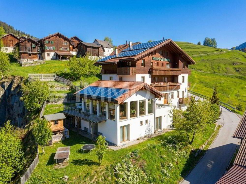 Immeuble d'habitation de 13 pièces en vente à Curaglia - 715 m²