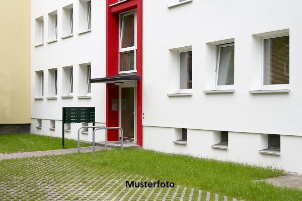 *Mehrfamilienhaus mit Imbiss-Container*