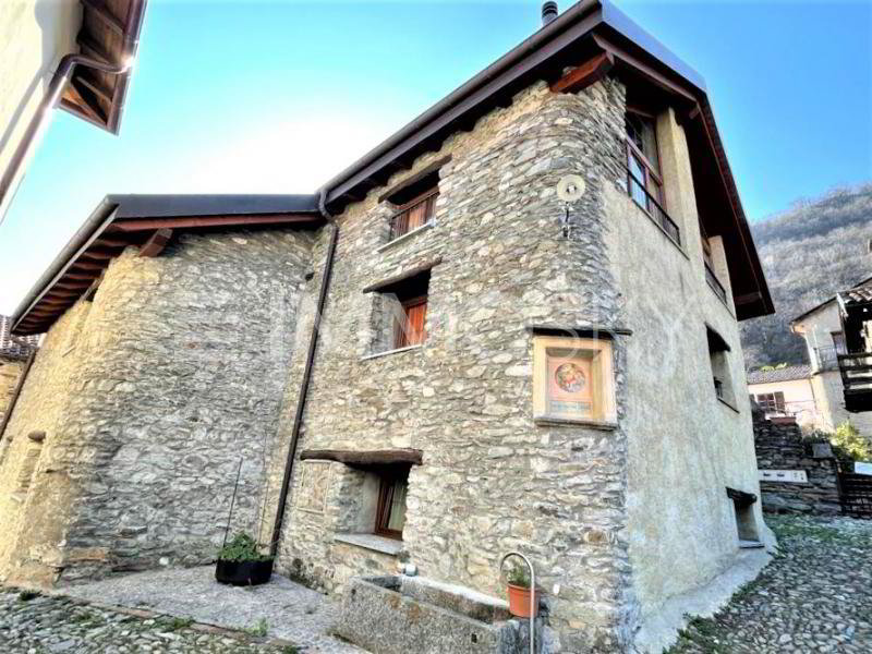 10 rooms House to buy in Mezzovico - image 1/5