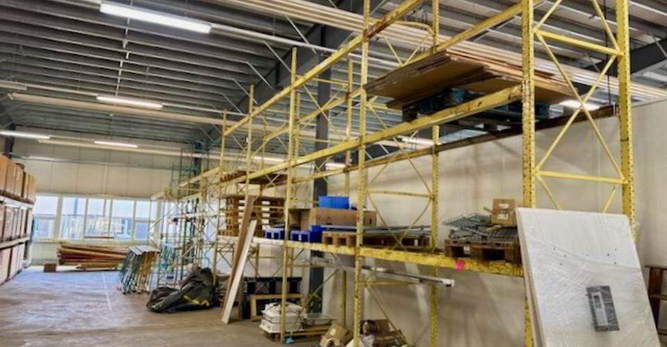 null rooms Office & Commercial for rent in Fleurier - image 1/7