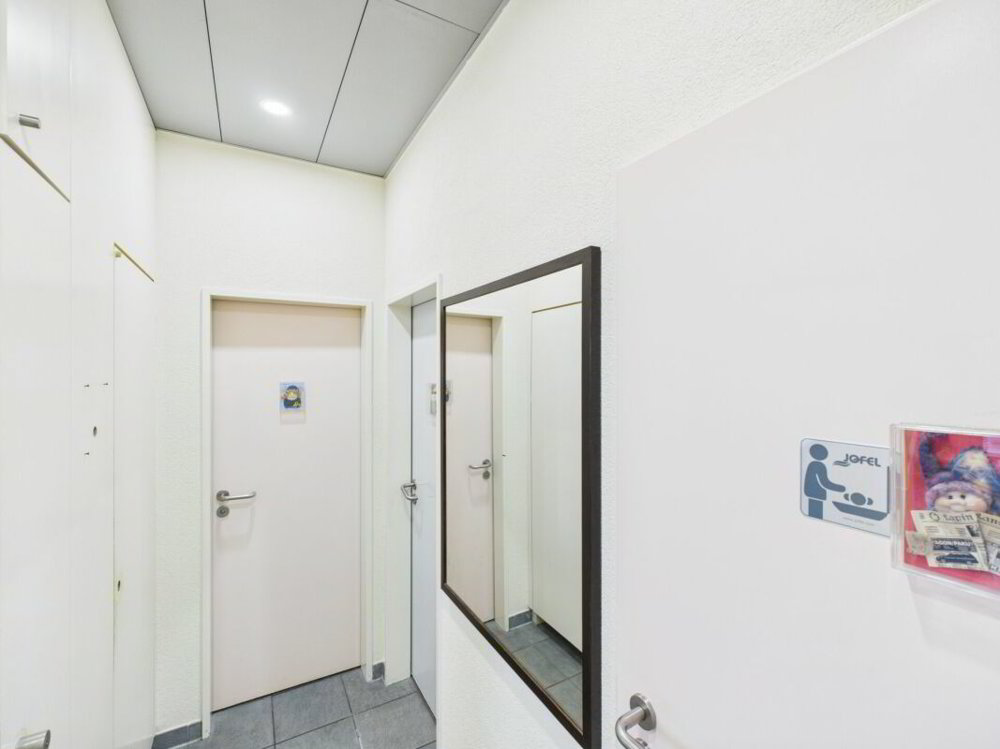 3 rooms Office & Commercial to buy in Fribourg - image 1/10