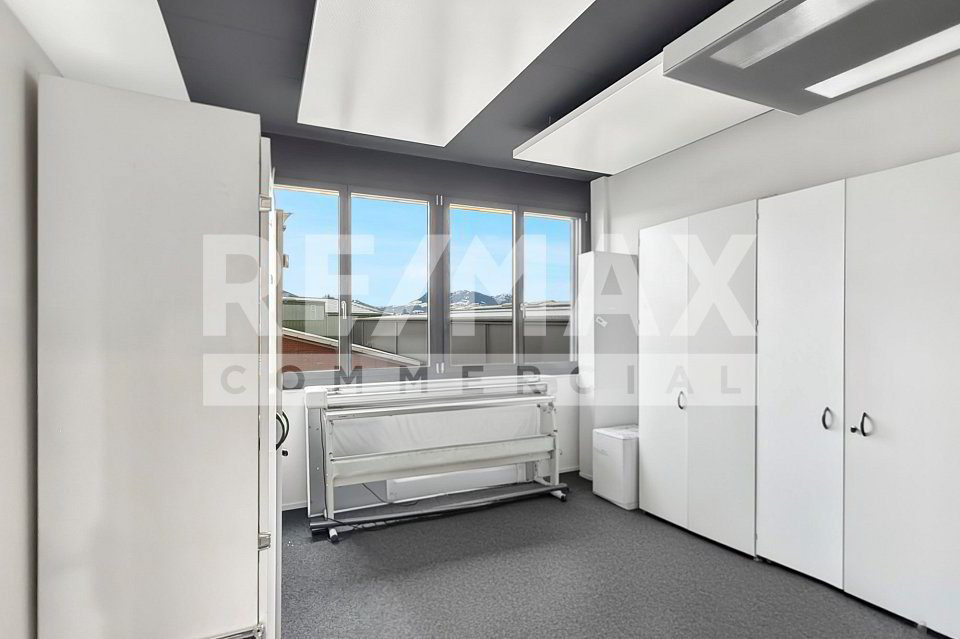 9 rooms Office & Commercial for rent in Rothenburg - image 1/13