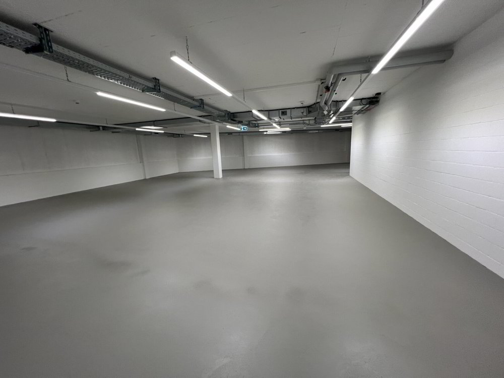 Moderne Lagerhalle an Verkehrsknotenpunkt - Ansicht 4