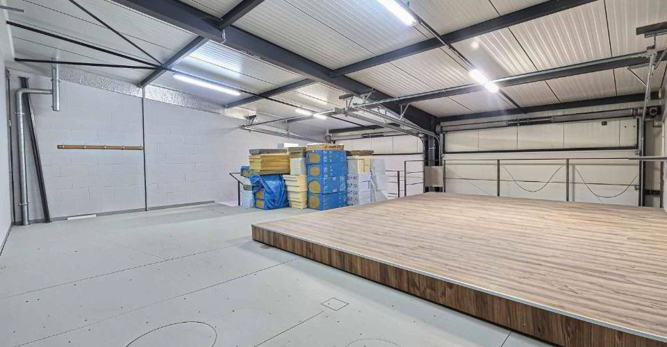 À louer – Double box avec mezzanine et espace extérieur privatif - Mehr