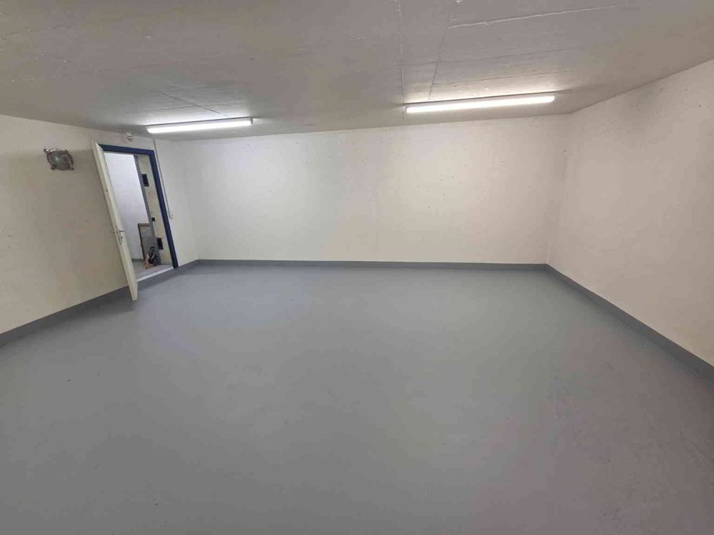 35 m² Lager-/Hobbyraum – ebenerdig über Tiefgarage – WC & Internetopt.