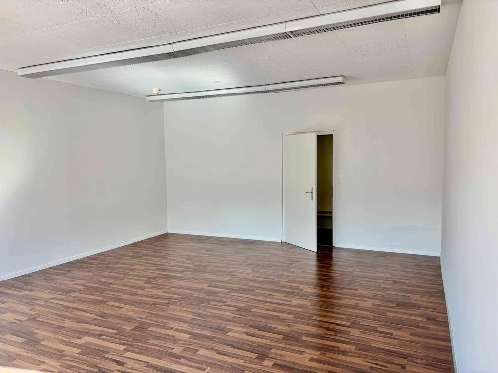 1 rooms Office & Commercial for rent in Sciaffusa - image 1/12