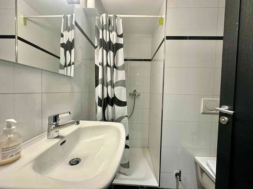 3 rooms Office & Commercial for rent in Würenlos - image 1/8