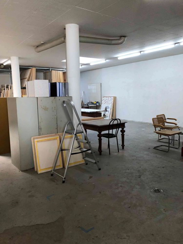 2 rooms Office & Commercial for rent in Felsberg - image 1/4