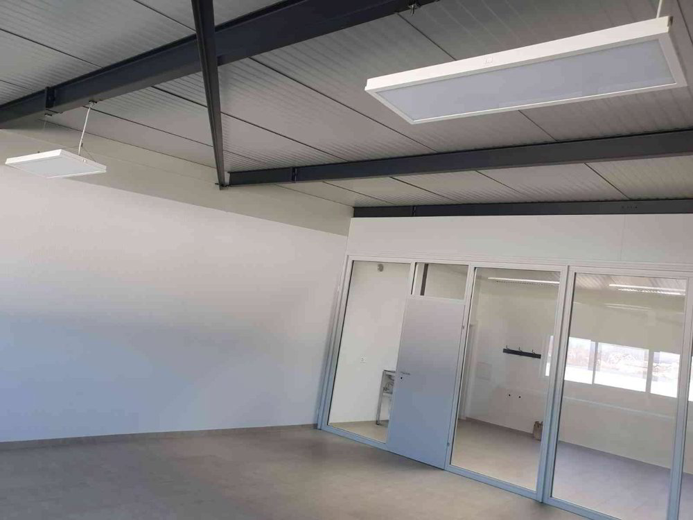 Local Commercial de 67 m² Lumineux avec 2 places de parc extérieur - Ansicht 2