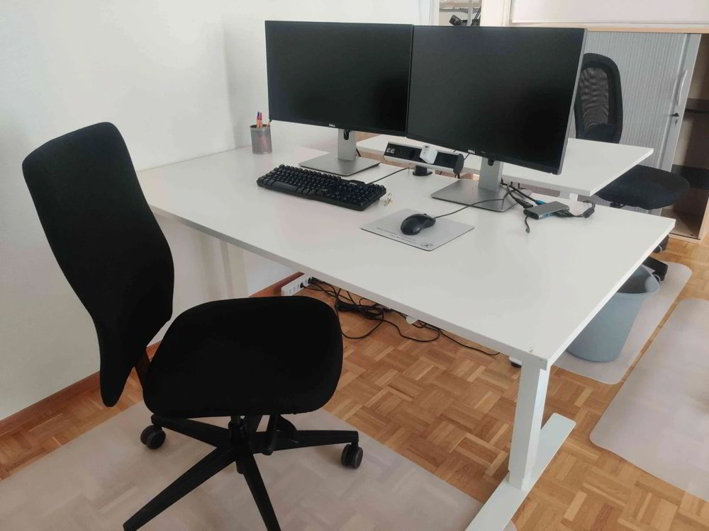 Desk im Coworking-Space mit Parkett & angenehmer Gemeinschaft