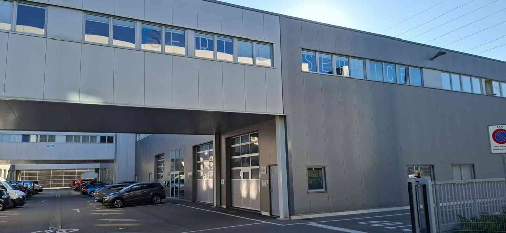3 rooms Office & Commercial for rent in Corminboeuf - image 1/5