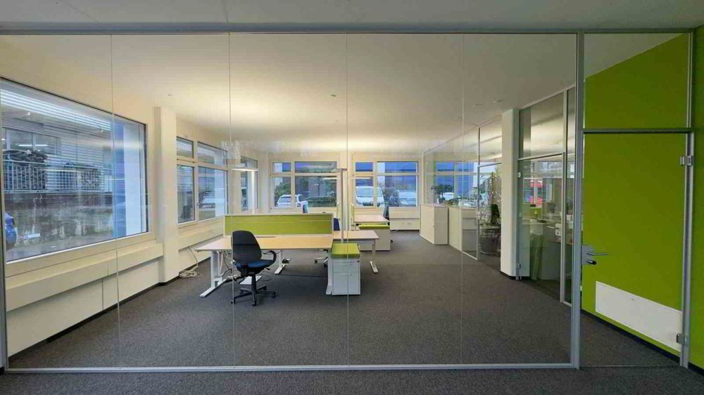 2 rooms Office & Commercial for rent in Birsfelden - image 1/3