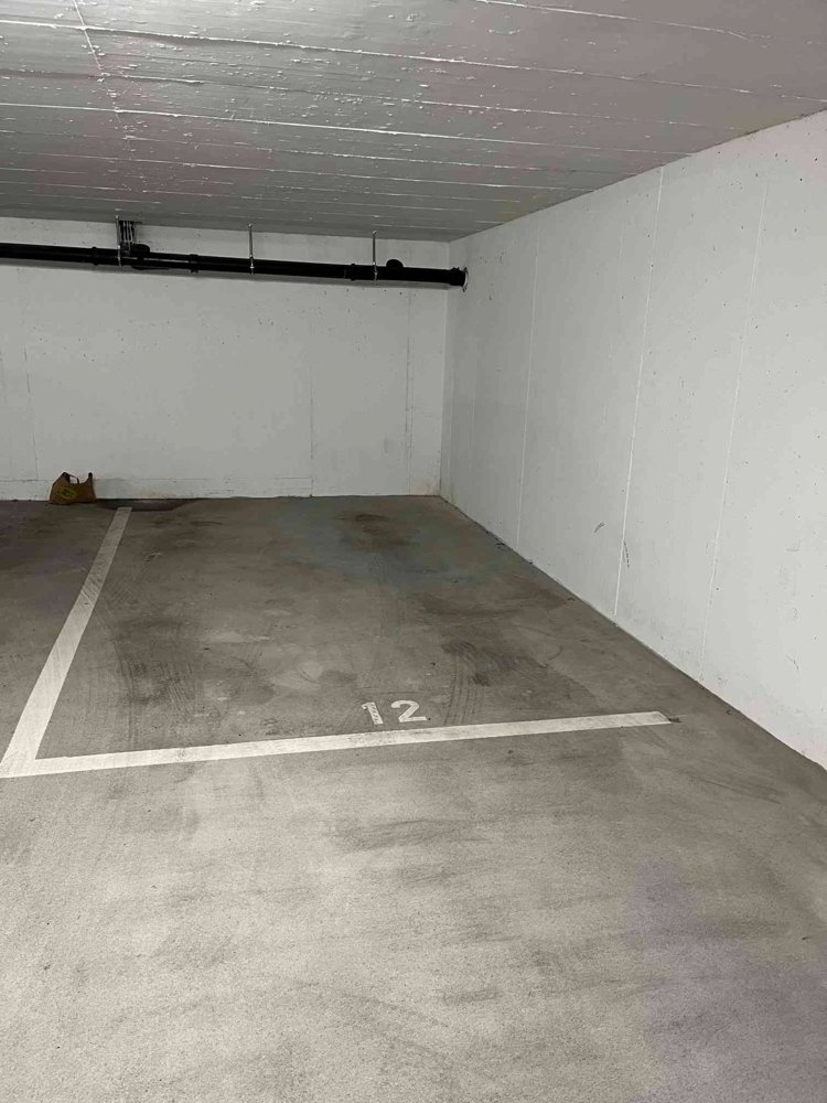null rooms Car park, garage for rent in Menziken - image 1/2