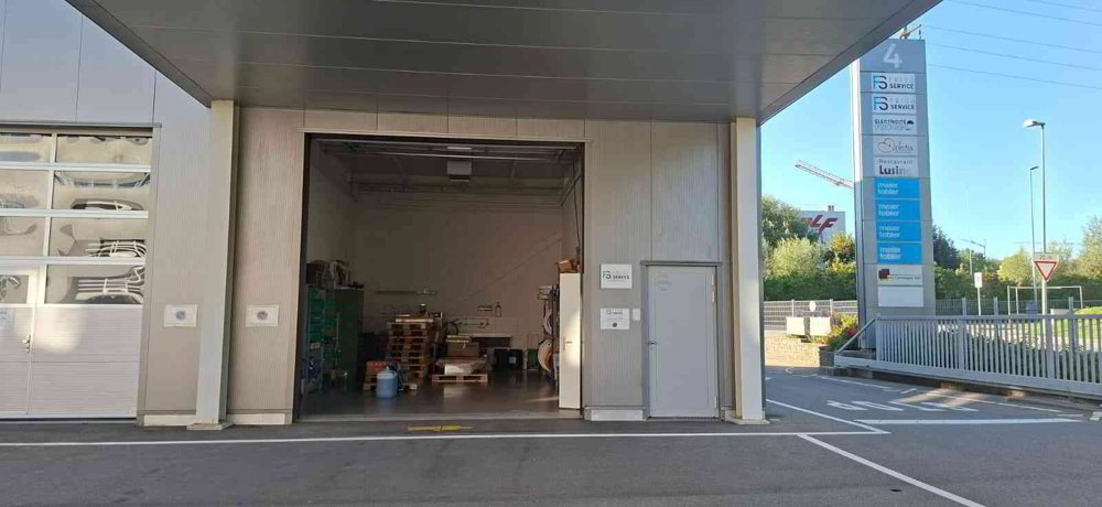 3 rooms Office & Commercial for rent in Corminboeuf - image 1/3