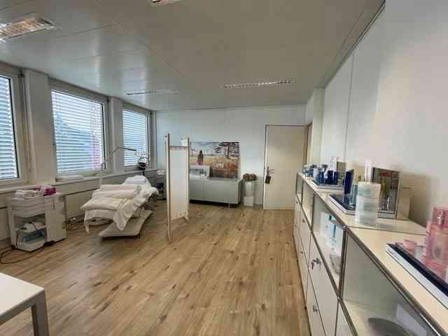 4 rooms Office & Commercial for rent in Zollikon - image 1/4
