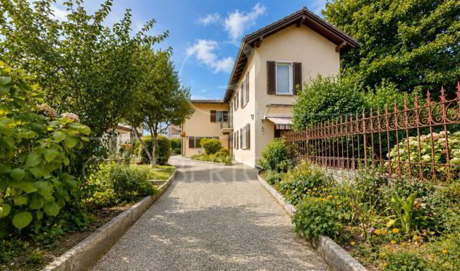 7 rooms House to buy in Losone - image 1/1