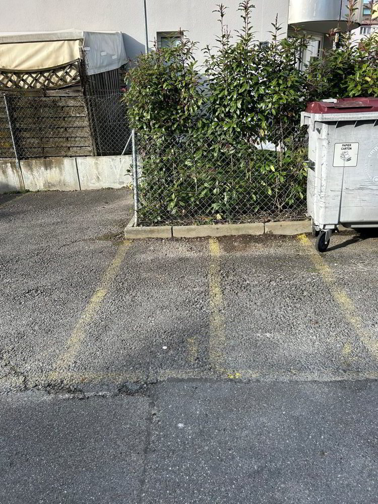 null rooms Car park, garage for rent in Renens VD - image 1/2