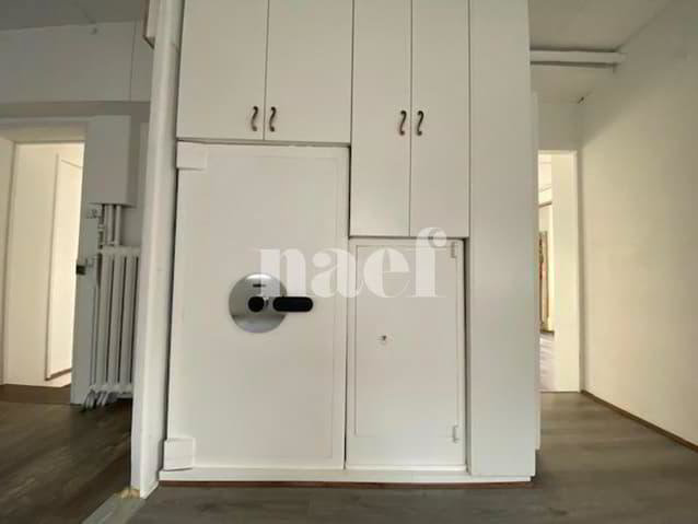 null rooms Office & Commercial for rent in Le Locle - image 1/12