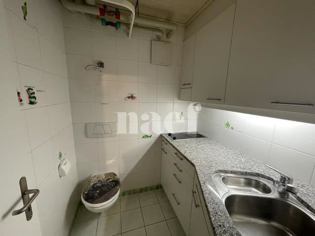 Grand dépôt d'env. 80 m², chauffés au sous-sol avec kitchenette et wc - Ansicht 2