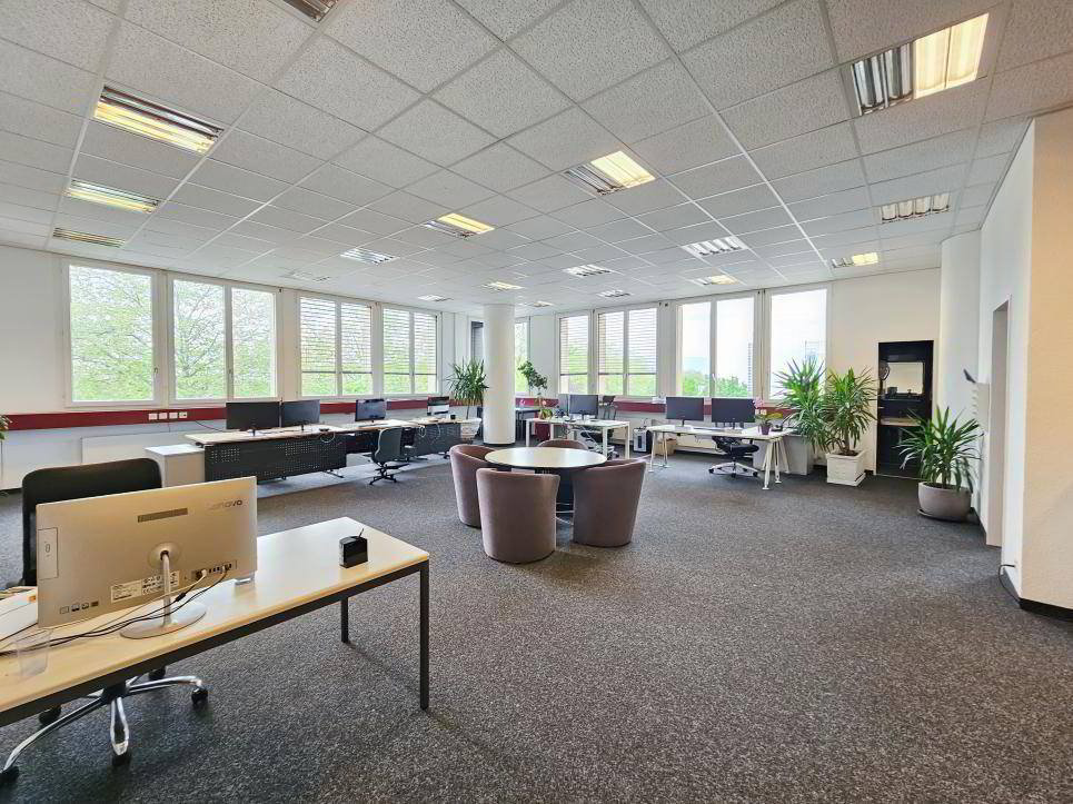 Bureaux/artisanal au 1er étage 234m² à vendre avec 6 places de parking intérieures