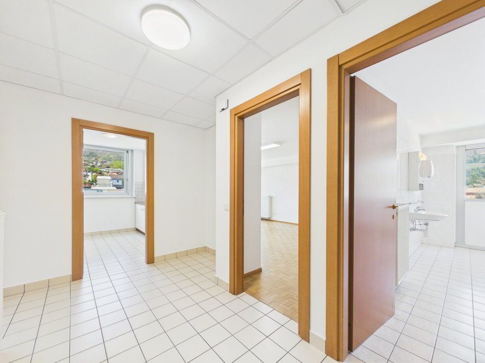 Como ufficio al terzo piano con bagni privati e cucina - Mehr
