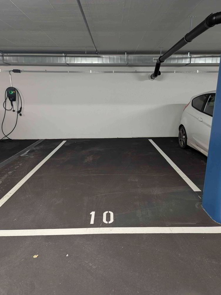 null rooms Car park, garage for rent in Goldau - image 1/1