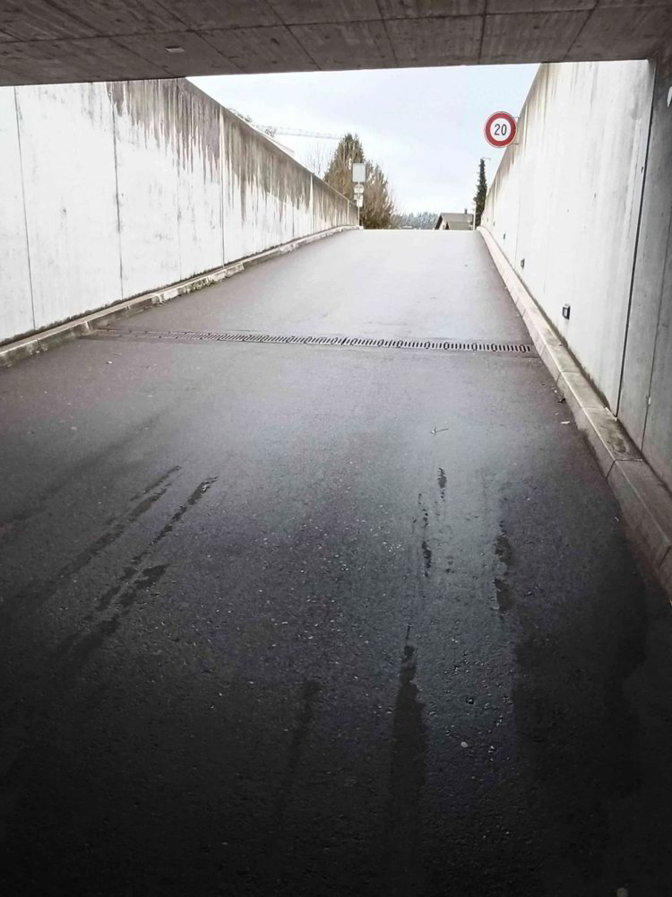 Abgesperrter Parkplatz in sauberer Tiefgarage zu vermieten - Ansicht 5