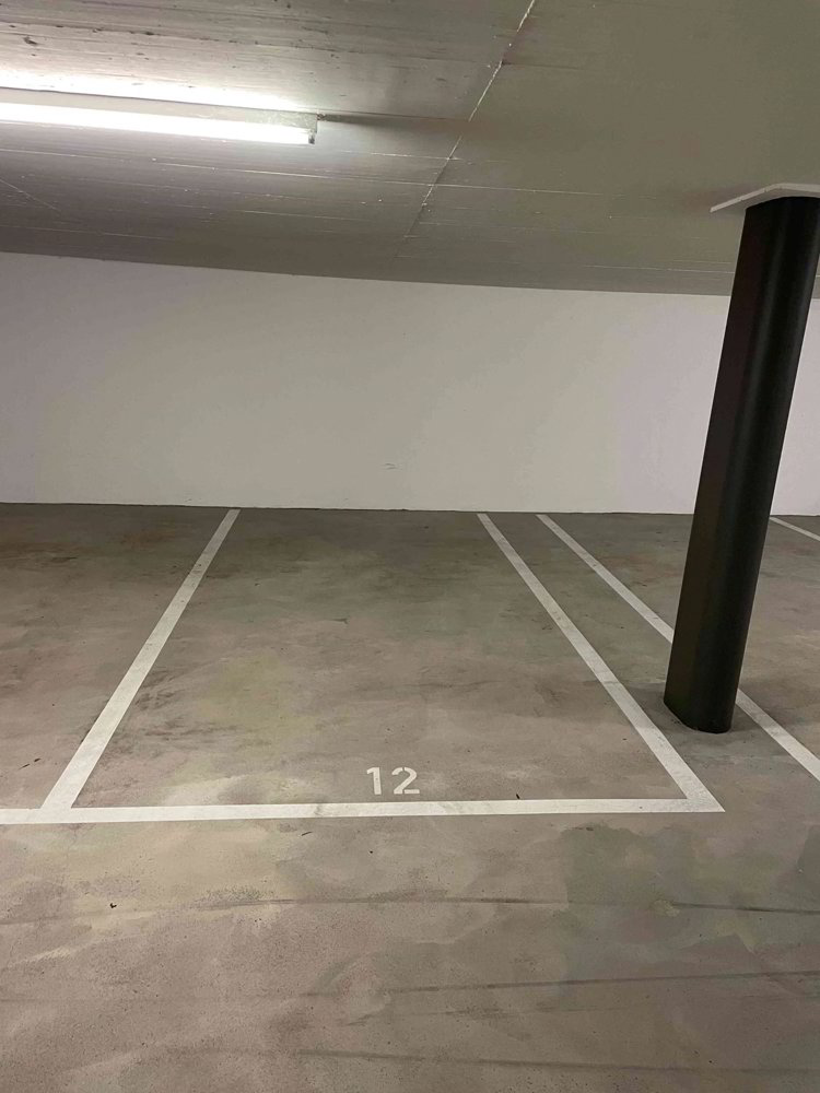 null rooms Car park, garage for rent in Suhr - image 1/1