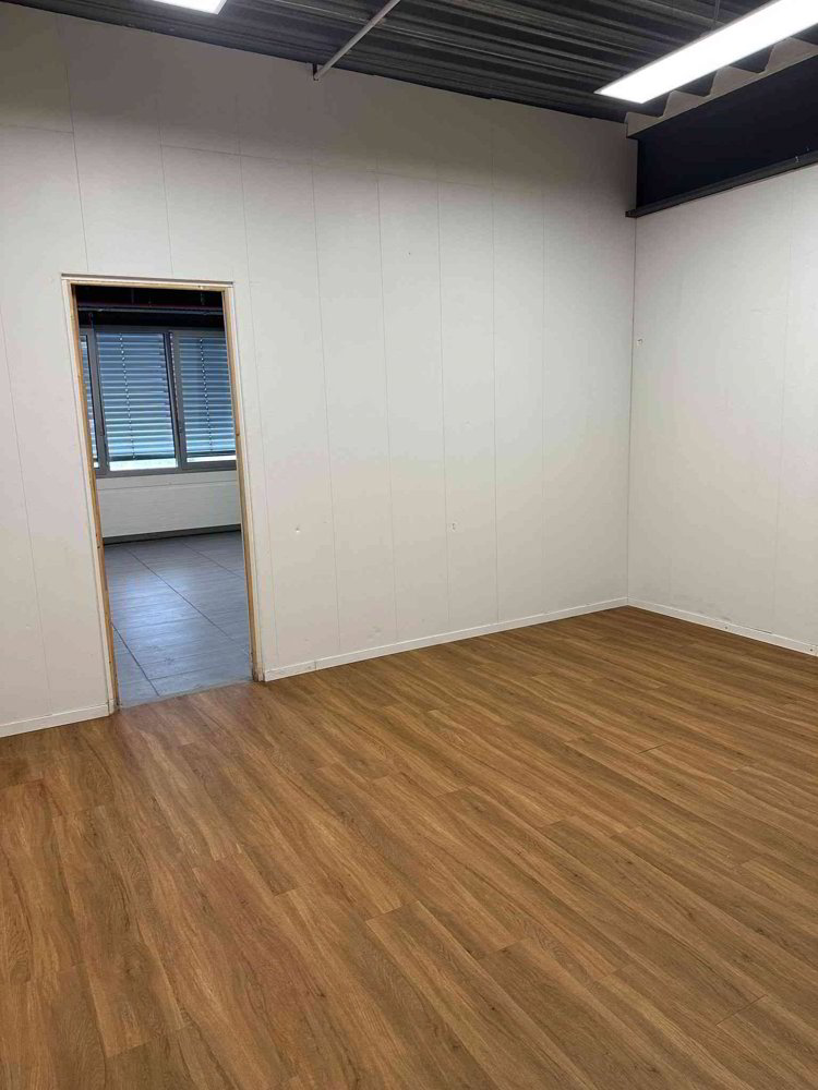 3 rooms Office & Commercial for rent in Lonay - image 1/7