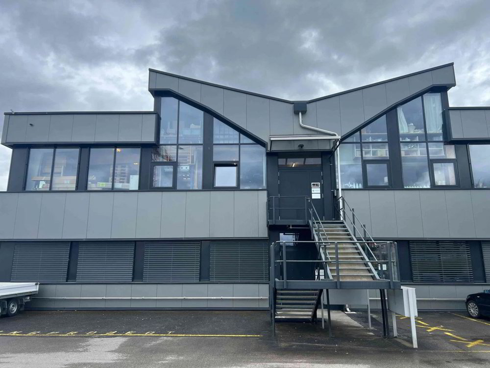 Atelier-Dépôt de 160 m² + mezzanine 54 m² + 5 places de parking - Ansicht 2