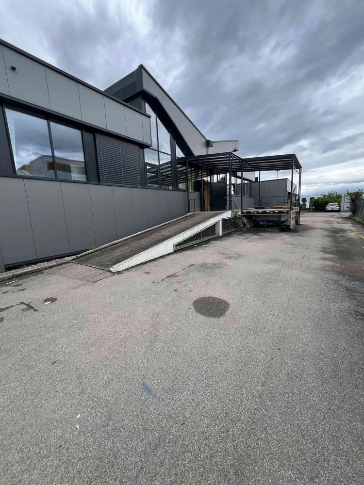 4 Zimmer Büro zu vermieten in Gland - Bild 1/3