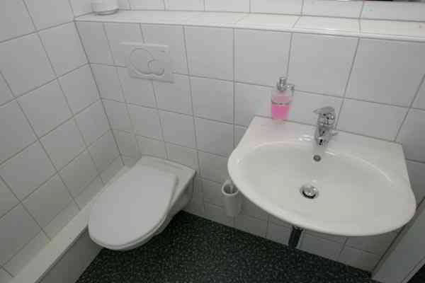 Renoviertes Büro mit WC/Lavabo im Dorfzentrum - Mehr