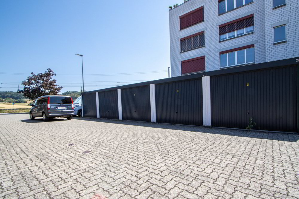 Gewerbebox und Garagen mit grosszügigem Grundstück an attraktiver Lage - Mehr