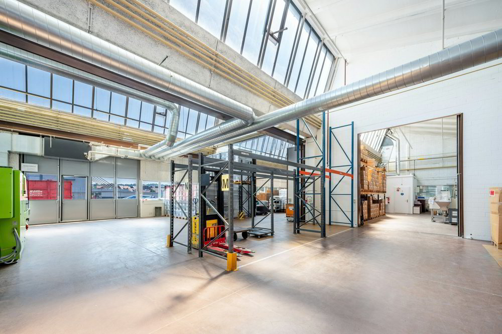 600 oder 1'300 m² 5,5 m hohe Shedhalle mit grosszügiger Anlieferung und hoher Bodenlast - Ansicht 2